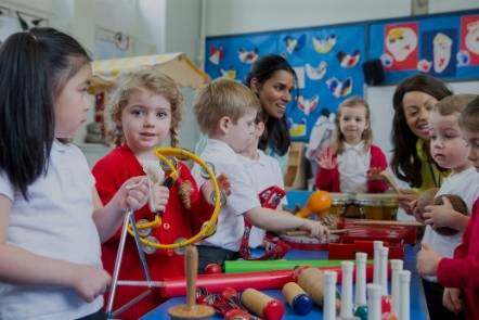 AUXILIAR DE CRECHE E BERÇARISTA